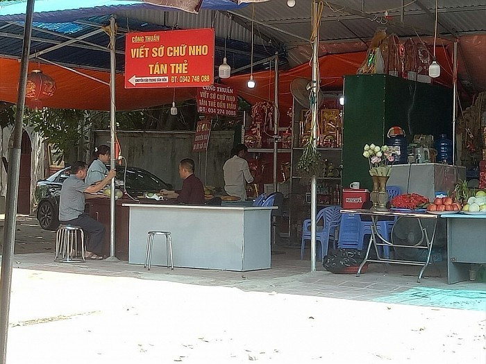 Cửa hàng viết sớ tán thẻ Công Thuấn trong khu vực Đền Mẫu Hưng Yên.