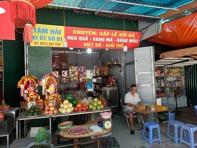 Cửa hàng sắp lễ viết sớ tán thẻ tán thẻ Tâm Hải tại Đền Mẫu Hưng Yên.