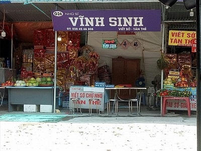 Nho Sỹ Vĩnh Sinh viết sớ tán thẻ tại Đền Mẫu Hưng Yên.