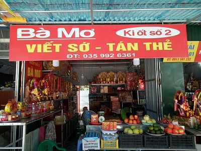 Cửa hàng sắp lễ viết sớ tán thẻ Bà Mơ tại khu vực Đền Mẫu Hưng Yên.