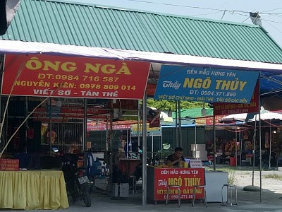 Cửa hàng viết sớ tán thẻ Ông Ngà và thầy Nho Ngô Thuỷ tại khu vực Đền Mẫu Hưng Yên.