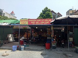 Cửa hàng Oanh Nguyễn sắp lễ viết sớ tán thẻ tại Đền Mẫu.