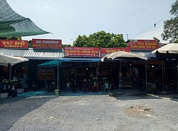 Các cửa hàng Thu Khanh, Nguyễn Thuỷ, Việt Hùng,Hà Phương, Tư Đồ, phục vụ sắp lễ viết sớ tán thẻ tại Đền Mẫu Hưng Yên.