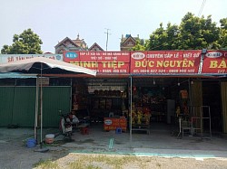 Các cửa hàng Minh Tiệp, Đức Nguyên, phục vụ sắp lễ viết sớ tán thẻ tại Đền Mẫu Hưng Yên.