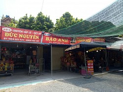 Các cửa hàng Bảo Anh, Thanh Hoa, Ngọc Lực, phục vụ sắp lễ viết sớ tán thẻ tại Đền Mẫu Hưng Yên.