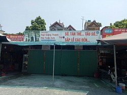 Cửa hàng thầy pháp Ngô Giang Thành viết sớ tán thẻ sắp lễ.