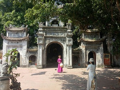 Đền mẫu hưng yên một ngày đầu thu,các lễ hội truyền thống trong dịp kỷ niệm Quốc Khánh của dân tộc đã được đồng bộ với các hoạt động văn hóa tâm linh. Những ngày này nhân dân không chỉ kỷ niệm ngày quốc khánh mà còn biết ơn nguồn gốc dân tộc các tư tưởng văn hóa uống nước nhớ nguồn mang lại tư tưởng tìm đến tín ngưỡng dân gian, đây cũng là hình thức lưu giữ tinh thần và lịch sử của dân tộc. Đền Mẫu Hưng Yên cũng luôn đón nhận nhân dân về với lễ hội truyền thống của thành phố tại Hồ Bán Nguyệt và thăm đền lễ Mẫu.