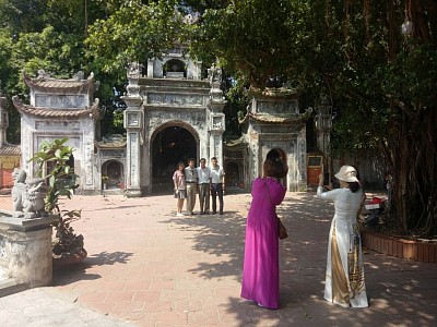 Khách thập phương chụp hình tại cổng đền.