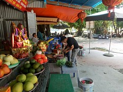 Khách thập phương sắp lễ vào đền lễ Mẫu.