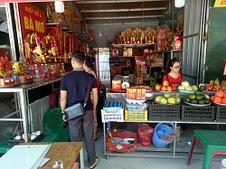 Khách thập phương sắp lễ vào đền lễ Mẫu.