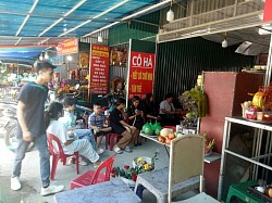 Khách thập phương nghe tán dịch thẻ của Đền Mẫu.