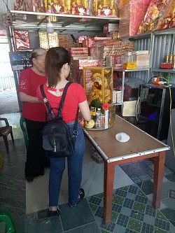 Dâng lễ sớ mong được Phù Hộ An Khang Thịnh Vượng.