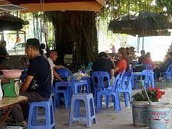 Cửa hàng đơn sơ nhưng mang lại cảm giác nhẹ nhõm mát mẻ trong cái nắng đầu thu, nhờ có bóng đá cổ thụ trải qua thời gian cùng ngôi đền.
