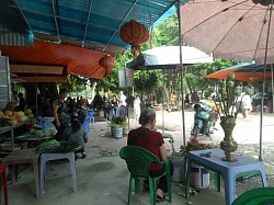 Sắp lễ và hoa phục vụ người dân sắm lễ dâng Mẫu.