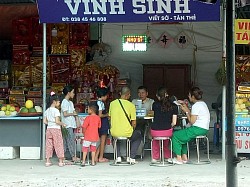 Viết sớ tán thẻ cho khách thập phương.