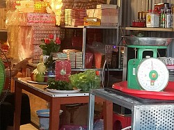 Dâng lễ mong được An Khang Thịnh Vượng.