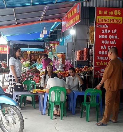Kh&aacute;ch thập phương về thăm đền lễ Mẫu.