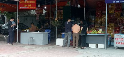 Khách thập phương về thăm đền lễ Mẫu.