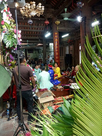 Hầu Đồng.