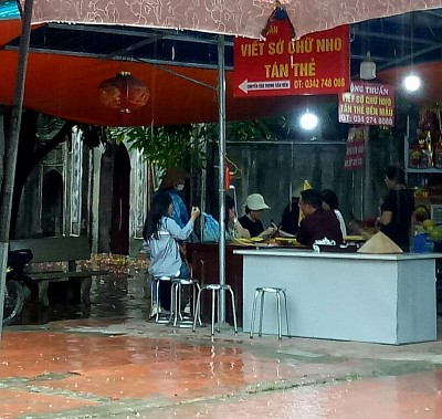Viết sớ sắp lễ tại Đền Mẫu Hưng Yên.