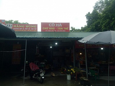 Cửa hàng Cô Hà viết sớ tán thẻ sắp lễ.