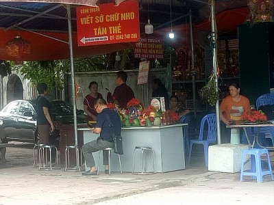 Sắp lễ dâng Mẫu