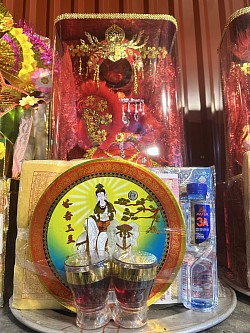 Dâng lễ khăn áo có hình